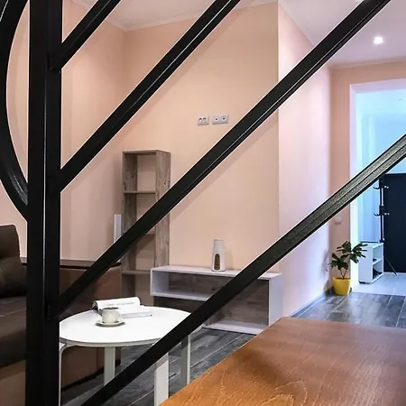 центр посуточно новая двухуровневая Da Luisa Apartment